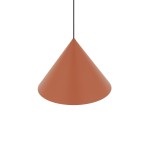 Lampa wisząca Zenith M w kolorze ceglastym, o kształcie stożka, zawieszona na czarnym przewodzie. Wykonana z matowego materiału, przeznaczona na jedną żarówkę GU10.