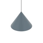 Lampa wisząca Zenith M w kształcie stożka, wykonana z niebieskiego metalu, zawieszona na cienkim przewodzie. Przeznaczona na jedną żarówkę GU10, idealna do nowoczesnych wnętrz. Tło białe, co podkreśla kolor lampy.
