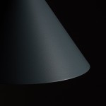 Niebieska lampa wisząca Zenith M z kloszem w kształcie stożka, wykonana z matowego materiału. Ujęcie z boku, pokazujące gładką powierzchnię klosza. Przeznaczona do żarówki GU10. Tło ciemne, co podkreśla kolor lampy.