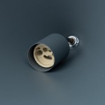 Lampa wisząca Zenith M w kolorze niebieskim, z oprawką GU10. Ujęcie z bliska na gniazdo żarówki w obudowie z matowego materiału. Widoczny detal mocowania z metalowym elementem.