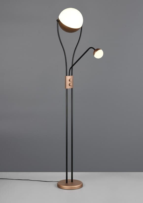 Lampa podłogowa Chris z dwoma źródłami LED, czarna z elementami kawowymi. Stojąca konstrukcja z dwiema kulistymi kloszami, jeden większy i jeden mniejszy, zamocowane na giętkich ramionach. U podstawy przycisk w kolorze kawowym.