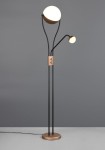 Lampa podłogowa Chris z dwoma źródłami LED, czarna z elementami kawowymi. Stojąca konstrukcja z dwiema kulistymi kloszami, jeden większy i jeden mniejszy, zamocowane na giętkich ramionach. U podstawy przycisk w kolorze kawowym.