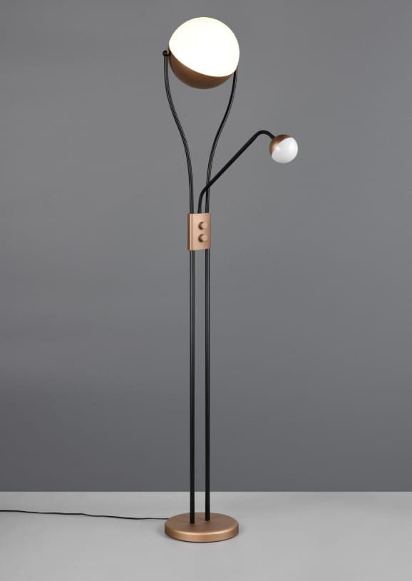 Lampa podłogowa Chris z dwoma źródłami światła LED, o mocy 21,8W. Czarna konstrukcja z miedzianymi akcentami. Górna, okrągła oprawa oraz mała, kulista lampa boczna. Ustawiona na okrągłej podstawie, z widocznym włącznikiem. Tło szare.