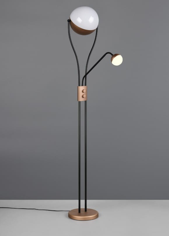 Lampa podłogowa Chris z dwoma źródłami światła LED, o mocy 21,8W, w kolorze czarnym i kawowym. Stojąca konstrukcja z okrągłą podstawą, dwa ramiona: jedno z dużą, białą kulą, drugie z małym, żółtym kloszem. Włącznik w formie przycisków.