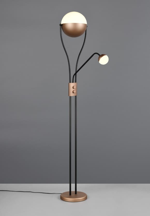 Lampa podłogowa Chris z dwoma źródłami LED, o mocy 21,8W. Konstrukcja czarna z elementami kawowymi, okrągła podstawa, regulowany ramionowy klosz, nowoczesny design. Ujęcie frontalne na szarym tle.