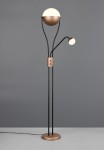 Lampa podłogowa Chris z dwoma źródłami LED, o mocy 21,8W. Konstrukcja czarna z elementami kawowymi, okrągła podstawa, regulowany ramionowy klosz, nowoczesny design. Ujęcie frontalne na szarym tle.