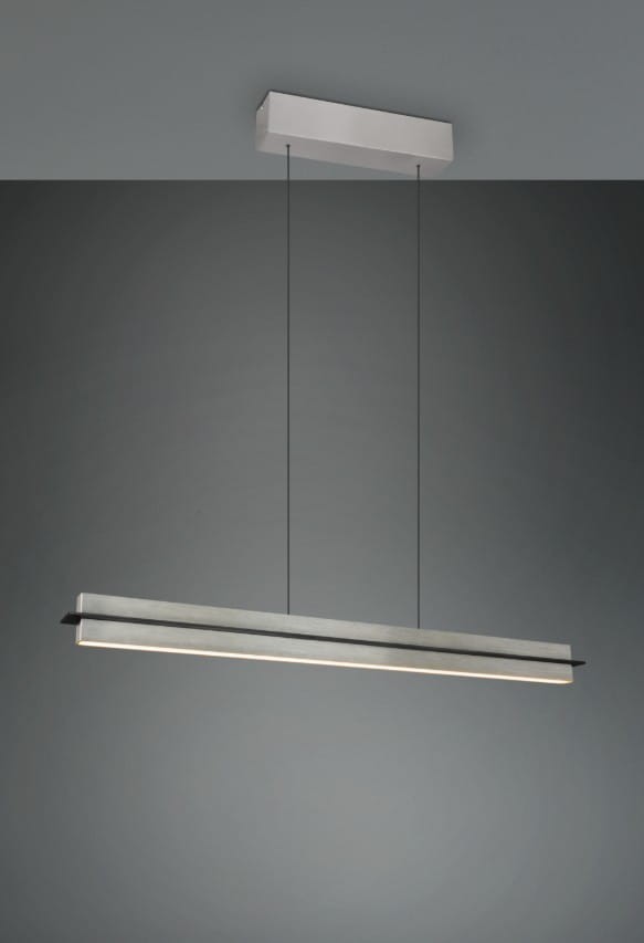 Lampa wisząca Emerson z jedną diodą LED o mocy 22W, w kolorze niklowym. Posiada prostokątny, smukły kształt oraz wiszące mocowania. Montowana na suficie, idealna do nowoczesnych wnętrz. Tło w odcieniach szarości.