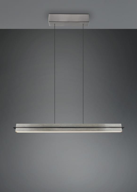 Lampa wisząca Emerson z niklowanym wykończeniem, z jedną diodą LED o mocy 22W. Posiada prostokątny, smukły kształt oraz dwa cienkie przewody mocujące, zawieszona na szarym tle.