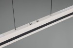 Lampa wisząca Emerson w kolorze szarym, z jedną diodą LED o mocy 22W. Kształt prostokątny, z widocznymi przyciskami sterującymi oraz metalowymi zawieszeniami. Tło szare, podkreślające minimalistyczny design.