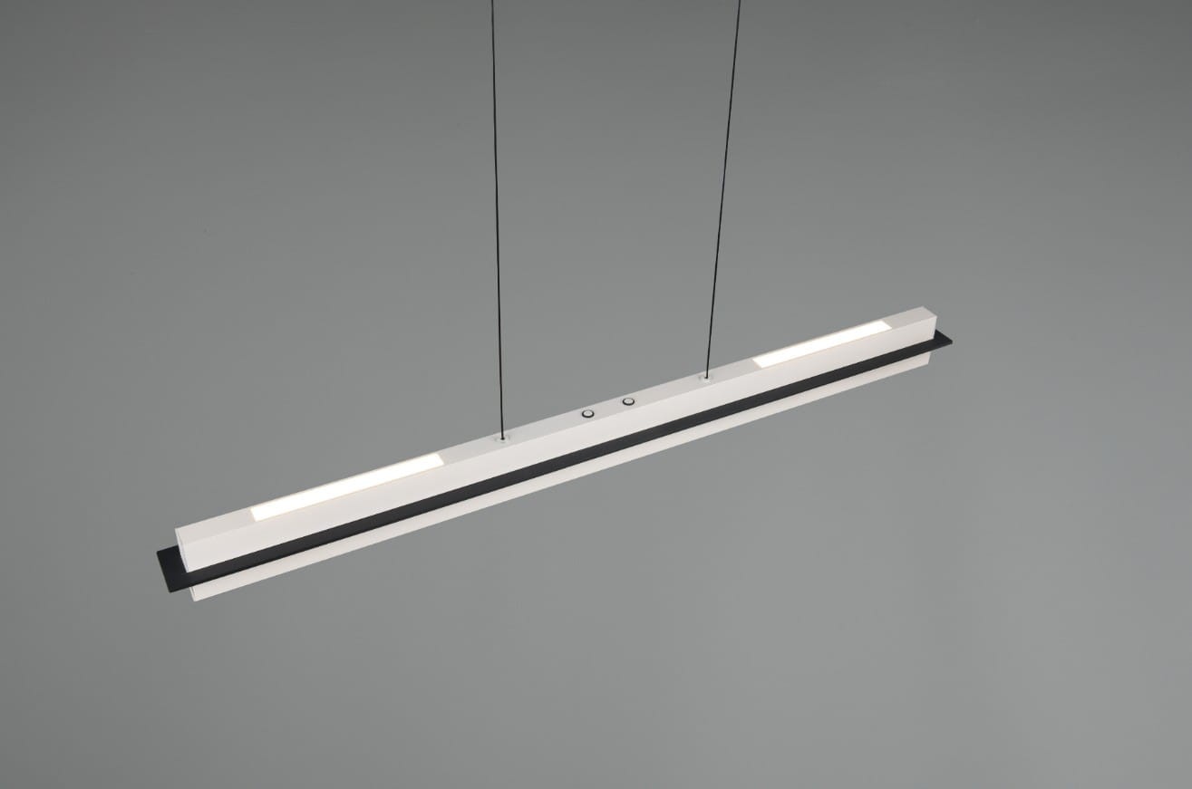 Lampa wisząca Emerson w kolorze szarym, z jedną diodą LED o mocy 22W. Posiada prostokątny kształt, zawieszona na cienkich linkach. Na górnej krawędzi widoczne dwa przyciski. Tło w jednolitym, szarym kolorze.