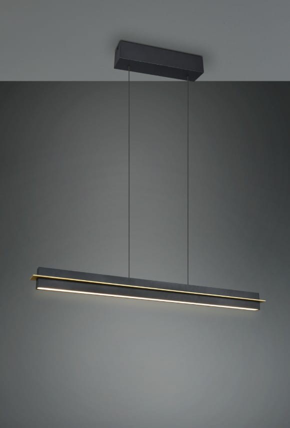 Lampa wisząca Emerson w kolorze czarnym z jedną żarówką LED 22W, o prostokątnym kształcie. Zawieszona na cienkich linkach, z subtelnym złotym akcentem wzdłuż dolnej krawędzi, na jednolitym, ciemnym tle.