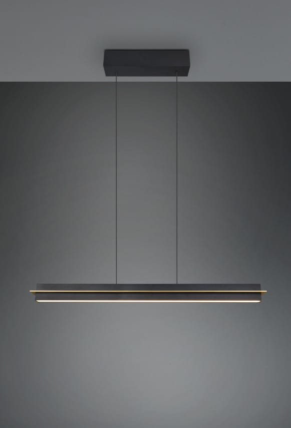 Lampa wisząca Emerson w kolorze czarnym z jedną diodą LED o mocy 22W. Posiada prostokątny kształt z metalowym wykończeniem, zawieszona na dwóch cienkich linkach. Tło w odcieniach szarości podkreśla elegancki design lampy.
