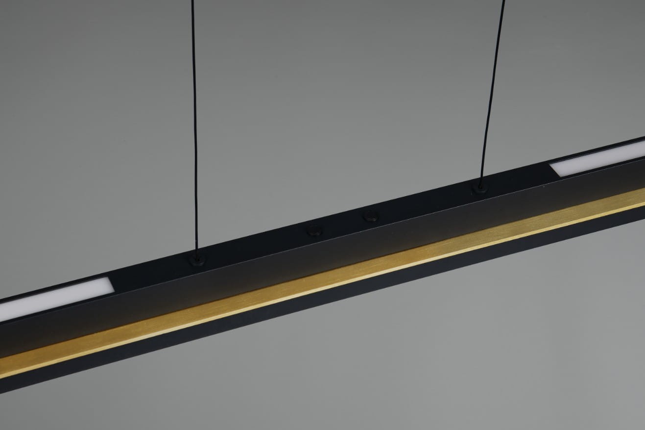 Czarna lampa wisząca Emerson z jednym źródłem LED o mocy 22W, z delikatnym złotym akcentem na dolnej krawędzi. Produkt zwisający, widoczny z góry, z prostokątną formą i szczeliną na białym tle dla lepszej widoczności.