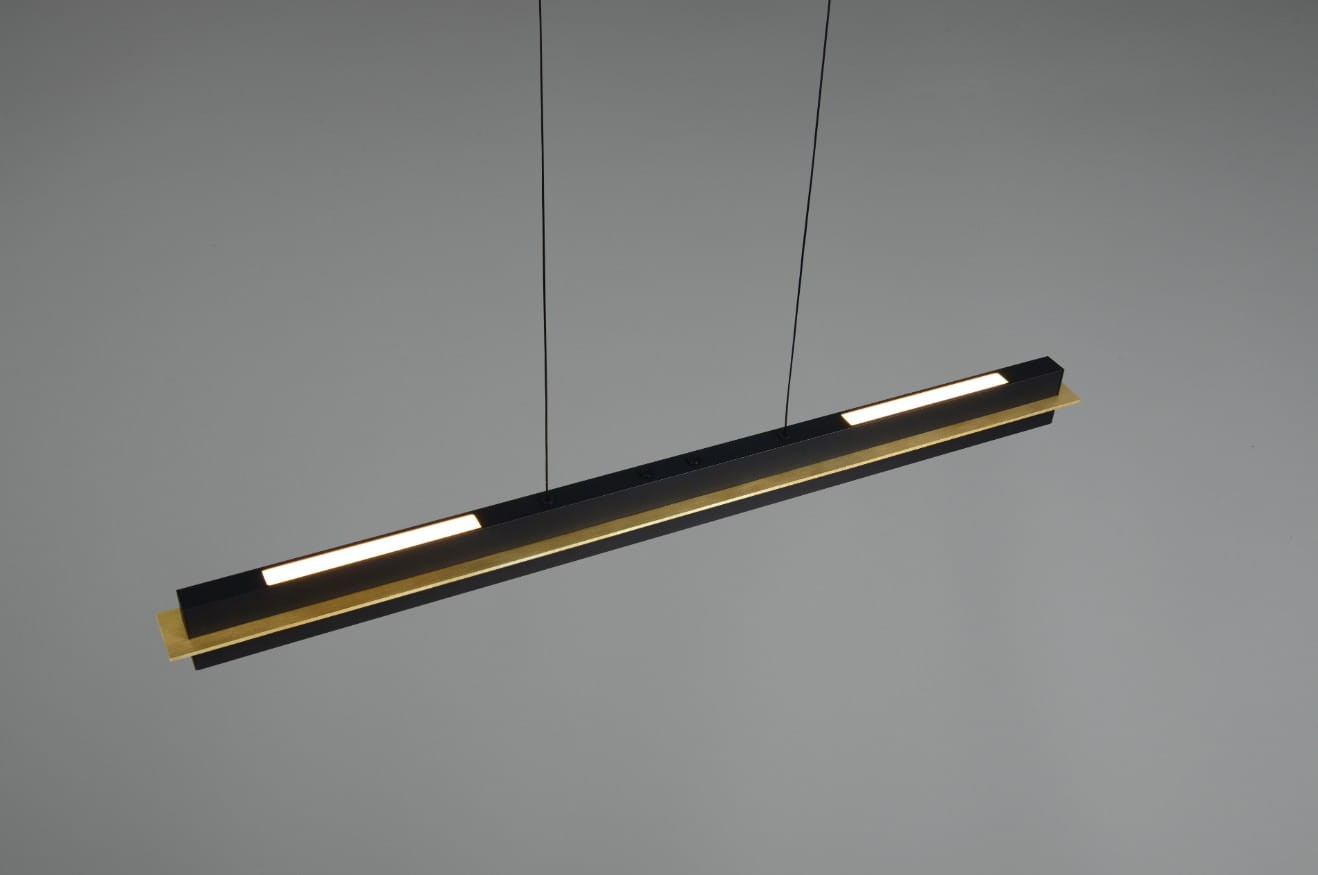 Lampa wisząca Emerson w kolorze czarnym, z metalowym elementem w odcieniu złotym. Oświetlenie LED o mocy 22W. Produkt zawieszony na cienkich linkach, o prostokątnym kształcie, z dwoma wbudowanymi źródłami światła. Tło jednolite, szare.