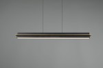 Lampa wisząca Emerson w kolorze czarnym, z jedną diodą LED o mocy 22W. Posiada prostokątny kształt z subtelnym złotym akcentem na krawędzi, zamontowana na cienkich, regulowanych linkach. Tło w odcieniu szarym.