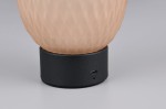 Lampa stołowa Facette w kolorze czarnym i bursztynowym z diamentową fakturą klosza. U podstawy czarna podstawa z portem USB-C. Ujęcie z boku, ukazujące detal i kształt lampy.