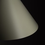 Lampa wisząca Zenith L w kolorze szałwii, o kształcie stożkowym z matową powierzchnią. Ujęcie z boku ukazuje delikatne zaokrąglenia krawędzi. Widoczny gwint na żarówkę typu GU10. Tło ciemne, co podkreśla kolor lampy.
