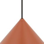 Lampa wisząca Zenith L w kolorze ceglastym, wykonana z matowego materiału, o kształcie stożka. Zawieszona na cienkim, czarnym przewodzie, prezentuje minimalistyczny design. Idealna do nowoczesnych aranżacji wnętrz.