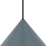 Niebieska lampa wisząca Zenith L z jednym gniazdem GU10, o stożkowym kształcie, zawieszona na cienkim czarnym przewodzie. Widoczna tekstura matowego materiału. Kąt ujęcia: z góry.