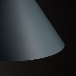 Lampa wisząca Zenith L w kształcie stożkowatym, w kolorze niebieskim, z matową powierzchnią. Ujęcie z boku, ukazujące górną część klosza. Produkt przeznaczony do użycia z żarówką GU10. Tło ciemne, podkreślające kolor lampy.