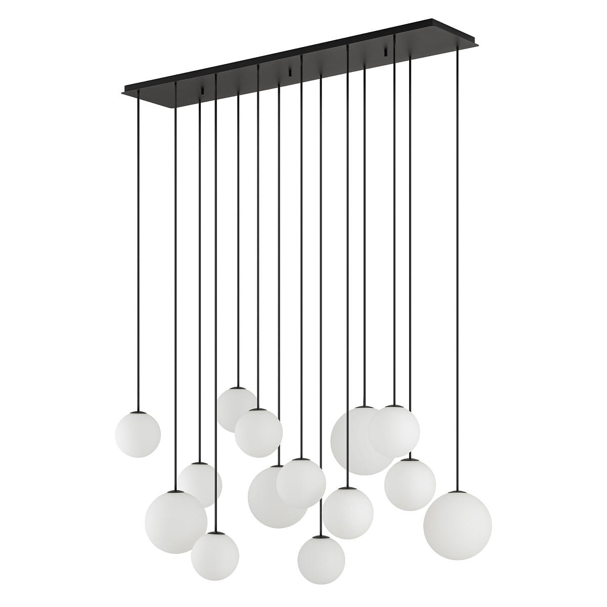 Lampa wisząca Snowball XIV z 14 kulistymi kloszami w kolorze białym, zawieszona na czarnych linkach. Ułożona w dynamiczny sposób, montowana na prostokątnej, czarnej podstawie. Idealna do nowoczesnych wnętrz.