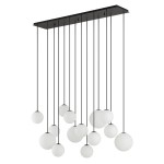 Lampa wisząca Snowball XIV z 14 kulistymi kloszami w kolorze białym, zawieszona na czarnych linkach. Ułożona w dynamiczny sposób, montowana na prostokątnej, czarnej podstawie. Idealna do nowoczesnych wnętrz.