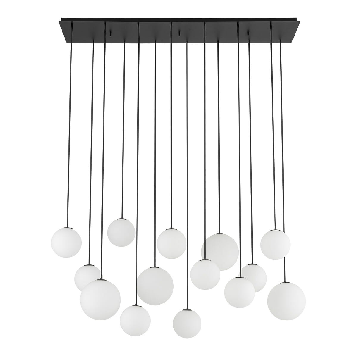 Lampa wisząca Snowball XIV z 14 kulistymi kloszami w kolorze białym, zawieszonymi na cienkich czarnych linkach. Klosze o różnych średnicach, umieszczone na prostokątnej, czarnej podstawie, tworzą nowoczesny design.