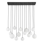 Lampa wisząca Snowball XIV z 14 kulistymi kloszami w kolorze białym, zawieszonymi na cienkich czarnych linkach. Klosze o różnych średnicach, umieszczone na prostokątnej, czarnej podstawie, tworzą nowoczesny design.