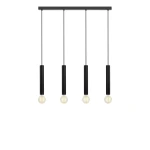 Czarna lampa wisząca Sencillo z 4 punktami świetlnymi, zawieszona na prostokątnej podstawie. Każdy z punktów ma cylindryczny uchwyt i okrągłą, przezroczystą żarówkę. Lampa wisi na cienkich linkach, na białym tle.