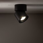 Czarna lampa sufitowa Oscar typu spot, z jedną oprawą na żarówkę GU10, o kształcie cylindrycznym, zamontowana na suficie. Światło emitowane z lampy jest skierowane w dół, podkreślając nowoczesny design. Wysoka klasa szczelności IP54.