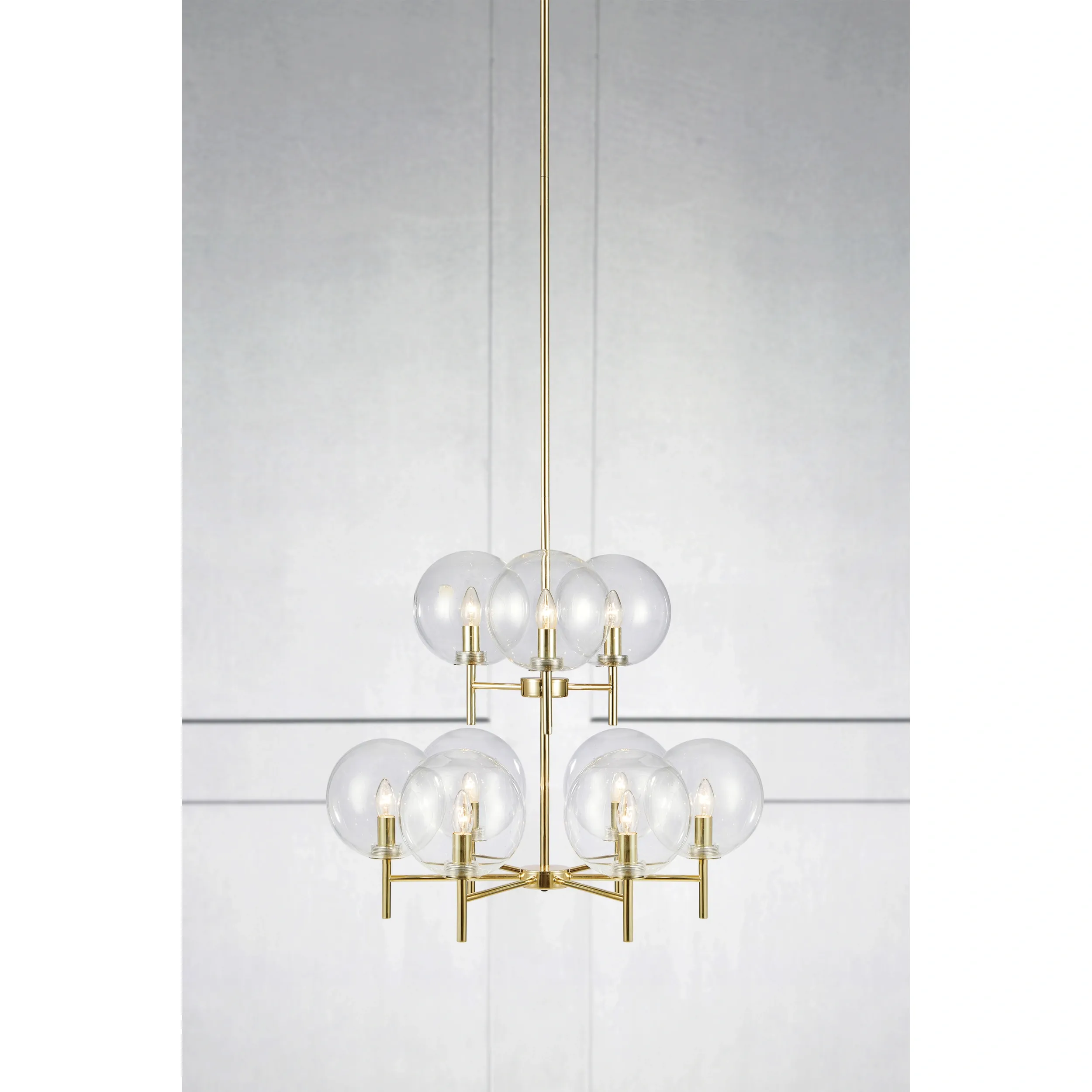 Lampa wisząca Crown z 9 punktami świetlnymi, złota szczotkowana konstrukcja z przezroczystymi kloszami. Ujęcie frontalne, wisząca, nowoczesny design. Klosze w formie kul, umieszczone na metalowych ramionach, na jasnym tle.