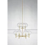 Lampa wisząca Crown z 9 punktami świetlnymi, złota szczotkowana konstrukcja z przezroczystymi kloszami. Ujęcie frontalne, wisząca, nowoczesny design. Klosze w formie kul, umieszczone na metalowych ramionach, na jasnym tle.
