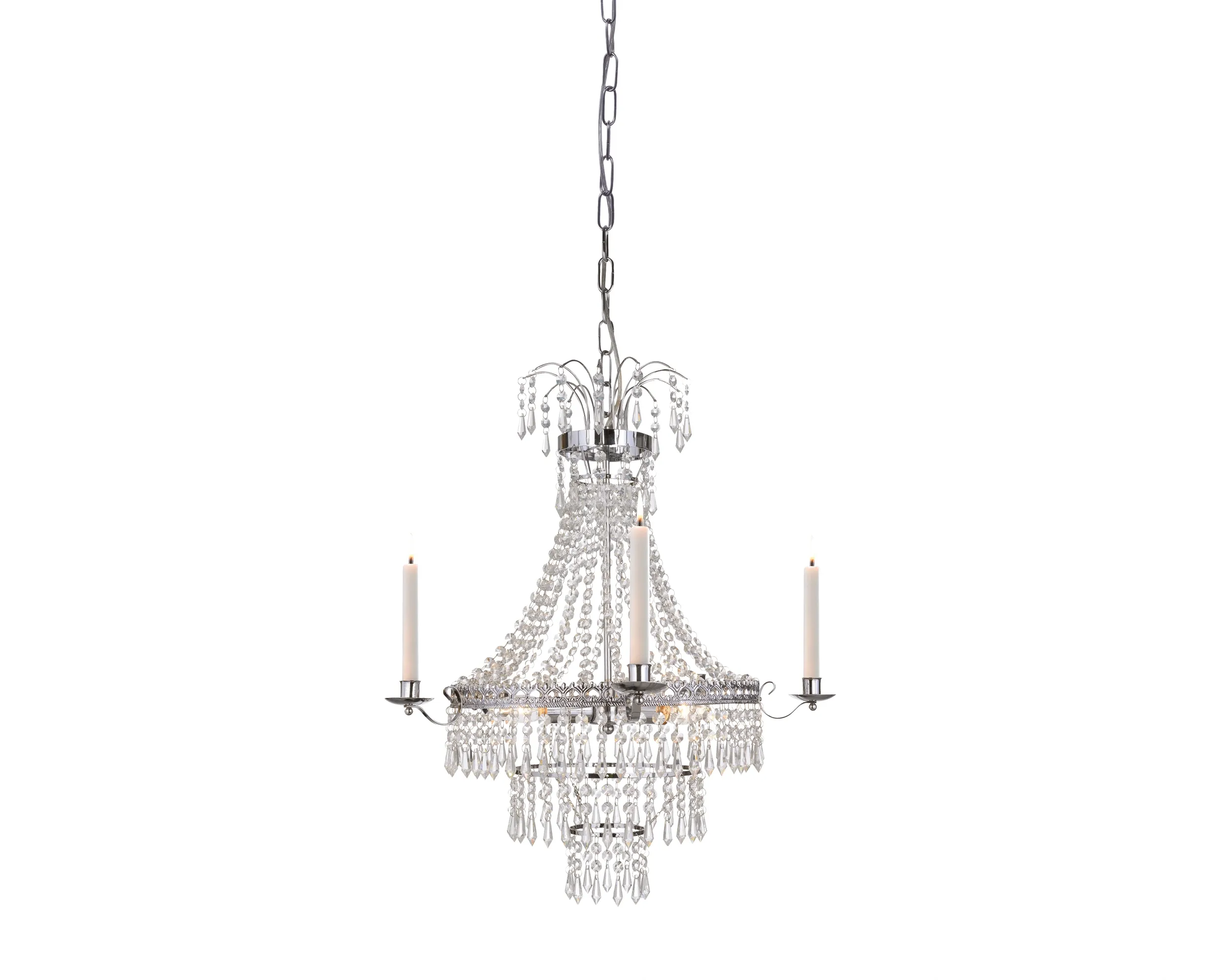 Lampa wisząca Marielund 3-punktowa w chromie z trzema świecznikami. Ozdobiona kryształowymi elementami, delikatnie zakrzywiona forma, zawieszona na długim łańcuchu, z eleganckim wykończeniem, idealna do wnętrz w stylu klasycznym.