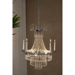 Lampa wisząca Marielund 3-punktowa w chromie z kryształowymi zdobieniami. Posiada cztery ramiona z białymi świecami. Ujęcie z przodu, wisząca w eleganckim otoczeniu. Wytworny kształt i błyszczące detale.