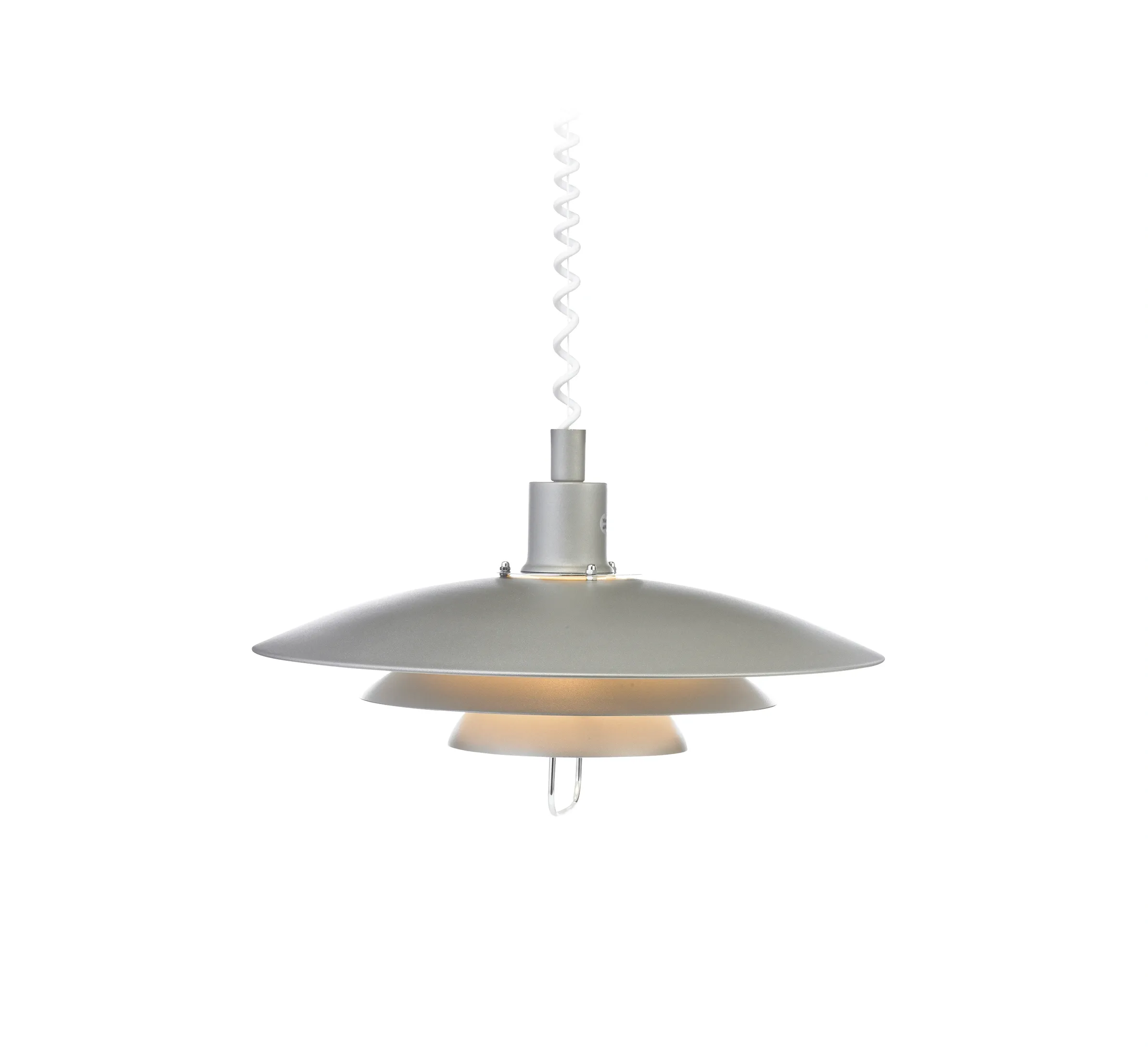 Lampa wisząca Kirkenes 1-punktowa w kolorze szarym, z metalowym kloszem w kształcie talerza, zawieszona na spiralnym przewodzie. Widoczne wbudowane źródło światła, podwójna warstwa klosza, nowoczesny design. Tło białe.