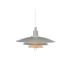 Lampa wisząca Kirkenes 1-punktowa w kolorze szarym, z metalowym kloszem w kształcie talerza, zawieszona na spiralnym przewodzie. Widoczne wbudowane źródło światła, podwójna warstwa klosza, nowoczesny design. Tło białe.