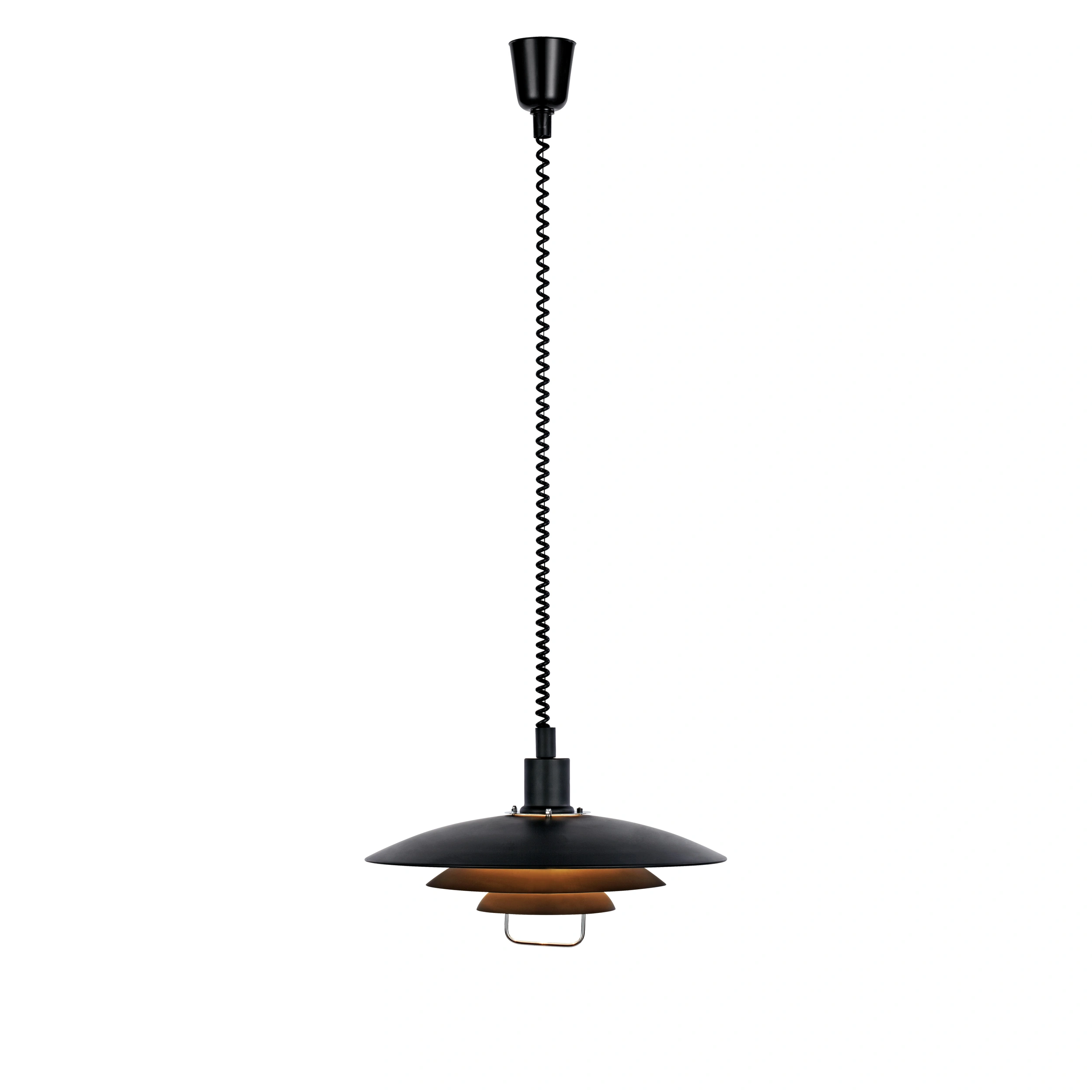 Lampa wisząca Kirkenes 1-punktowa w czarnym kolorze. Okrągła, trójwarstwowa konstrukcja z metalowymi elementami. Długa, spiralna linka z czarnym kablem. Wisi w pionie, na białym tle.