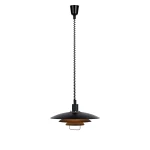 Lampa wisząca Kirkenes 1-punktowa w czarnym kolorze. Okrągła, trójwarstwowa konstrukcja z metalowymi elementami. Długa, spiralna linka z czarnym kablem. Wisi w pionie, na białym tle.
