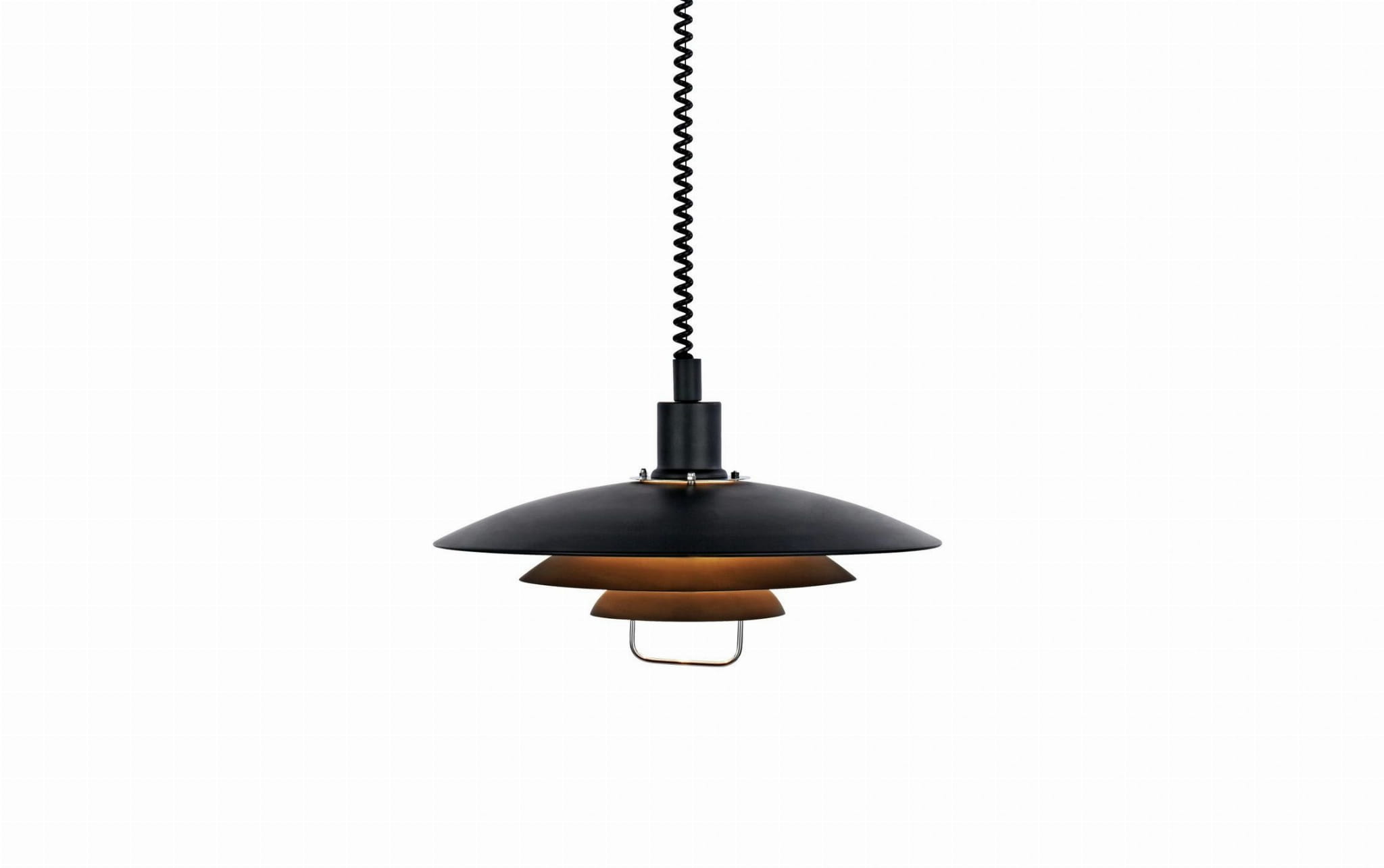 Lampa wisząca Kirkenes 1-punktowa w kolorze czarnym, z metalowym kloszem w kształcie talerza z trzema warstwami. Zawieszenie na spiralnym przewodzie, z widocznym elementem mocującym. Stylowy design, idealna do nowoczesnych wnętrz.