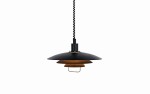 Lampa wisząca Kirkenes 1-punktowa w kolorze czarnym, z metalowym kloszem w kształcie talerza z trzema warstwami. Zawieszenie na spiralnym przewodzie, z widocznym elementem mocującym. Stylowy design, idealna do nowoczesnych wnętrz.