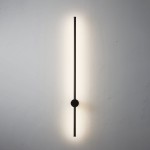 Kinkiet Catrina 90 w kolorze czarnym, wyposażony w jedną diodę LED o mocy 14W i temperaturze barwowej 4000K. Produkt ma prostą, pionową formę z okrągłym uchwytem, emitującym miękkie światło na ścianę.