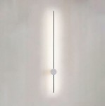 Kinkiet Catrina 90 w kolorze białym, z jedną diodą LED o mocy 14W i temperaturze barwowej 4000K. Produkt o prostym, pionowym kształcie z okrągłym elementem mocującym, zamontowany na jasnym tle.