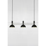 Lampa wisząca 3-punktowa w kolorze czarnym z metalowymi kloszami o zaokrąglonym kształcie, zawieszona na cienkich linkach. Klosze umieszczone na prostokątnej podstawie, w prostym, nowoczesnym stylu. Tło w jasnym kolorze.