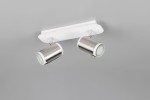 Lampa sufitowa Gillan w kolorze białym i niklowym, z dwoma ruchomymi reflektorami GU10. Ujęcie frontalne, montowana na suficie, z prostokątną podstawą i okrągłymi, metalicznymi kloszami. Tło szare, proste.
