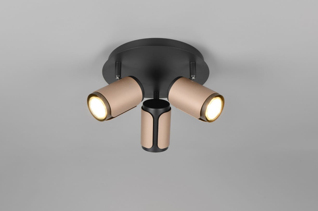 Lampa sufitowa Gillan w kolorze czarnym i kawowym, z trzema punktowymi źródłami światła GU10. Ujęcie z góry, pokazujące cylindryczne klosze z metalicznymi detalami, zamocowane na okrągłej podstawie, w prostej aranżacji na szarym tle.