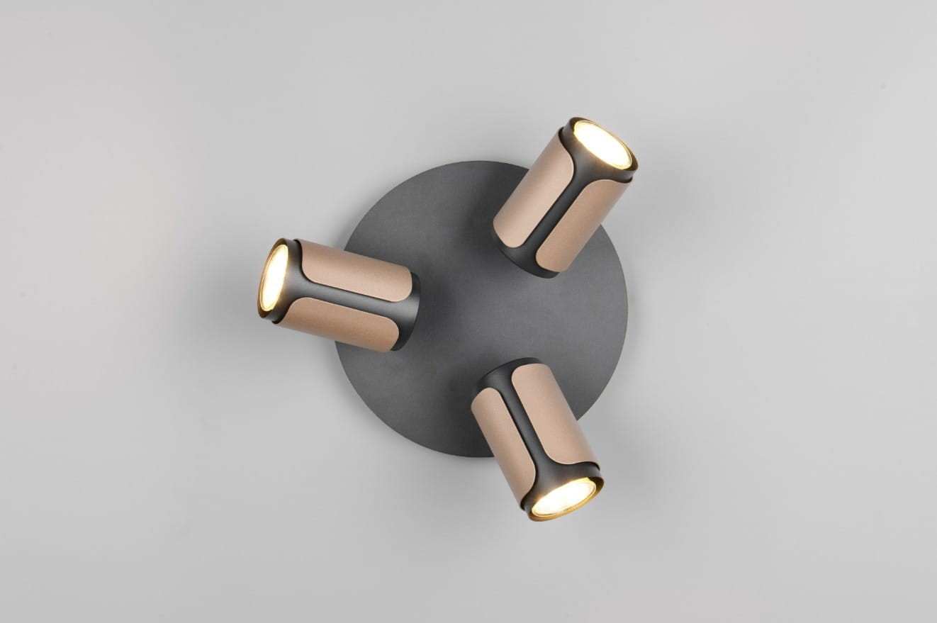 Lampa sufitowa Gillan w kolorze czarnym i kawowym z trzema reflektorami GU10. Reflektory mają cylindryczny kształt z elementami w odcieniu kawy, zamontowane na okrągłej podstawie. Ujęcie z góry, pokazujące całość lampy.