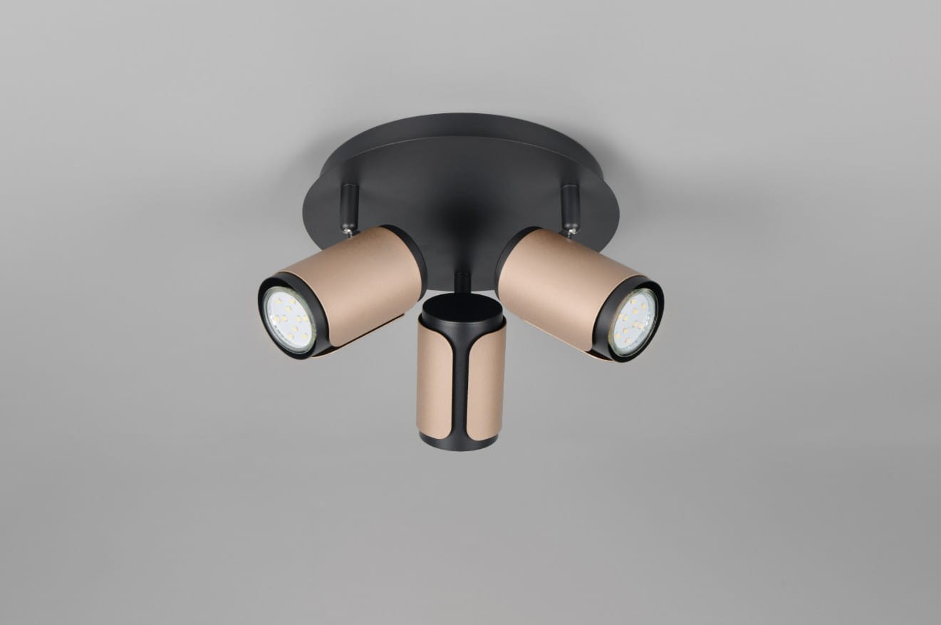 Lampa sufitowa Gillan w kolorze czarnym i kawowym z trzema reflektorami GU10. Ułożona w sposób wiszący, z okrągłą podstawą, posiada metalowe obudowy w odcieniu kawy oraz czarne detale. Widoczne są źródła światła w centralnej części.