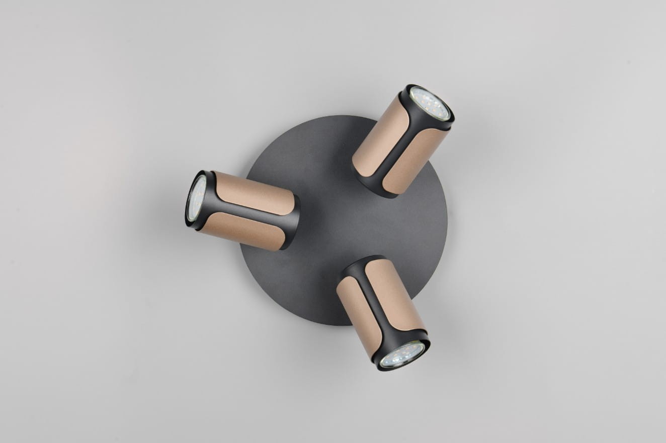 Lampa sufitowa Gillan z trzema reflektorami GU10, w kolorze czarnym i kawowym. Reflektory o cylindrycznym kształcie zamontowane na okrągłej podstawie, widok z góry. Jasne, metaliczne akcenty na cylindrach podkreślają nowoczesny design.