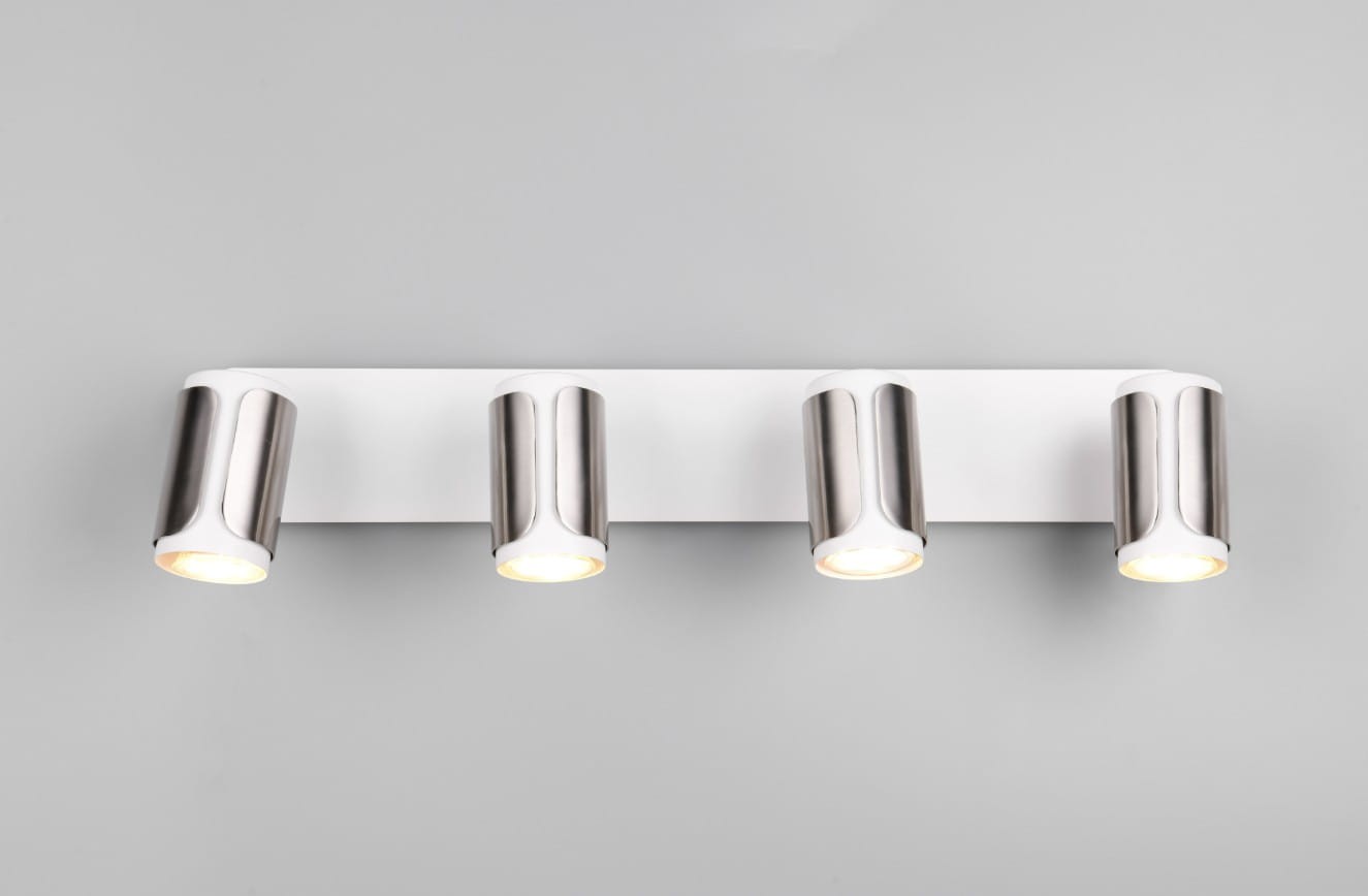 Lampa sufitowa Gillan w kolorze białym z niklowanymi elementami, z czterema punktami świetlnymi GU10. Ułożona poziomo na jednolitej, jasnej powierzchni, z widocznymi reflektorami, które emitują światło.