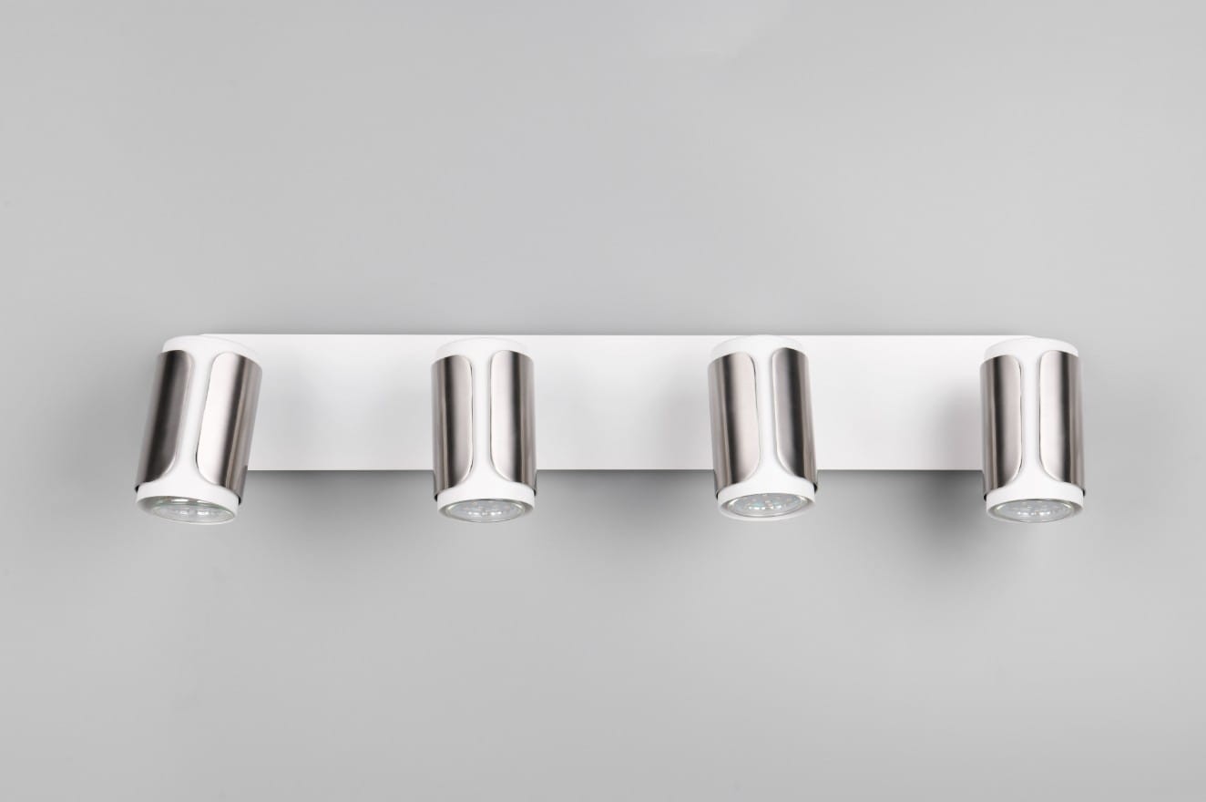 Lampa sufitowa Gillan w kolorze białym z niklowanymi detalami, składająca się z czterech punktów świetlnych GU10. Ułożona poziomo na prostokątnej podstawie, z widocznymi szklanymi kloszami. Tło jasnoszare.